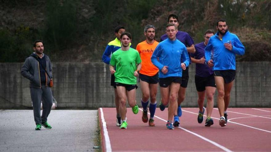 Los atletas estradenses disfrutaron ayer de las pistas del vecino concello de Cuntis. // Bernabé/Cris M.V.