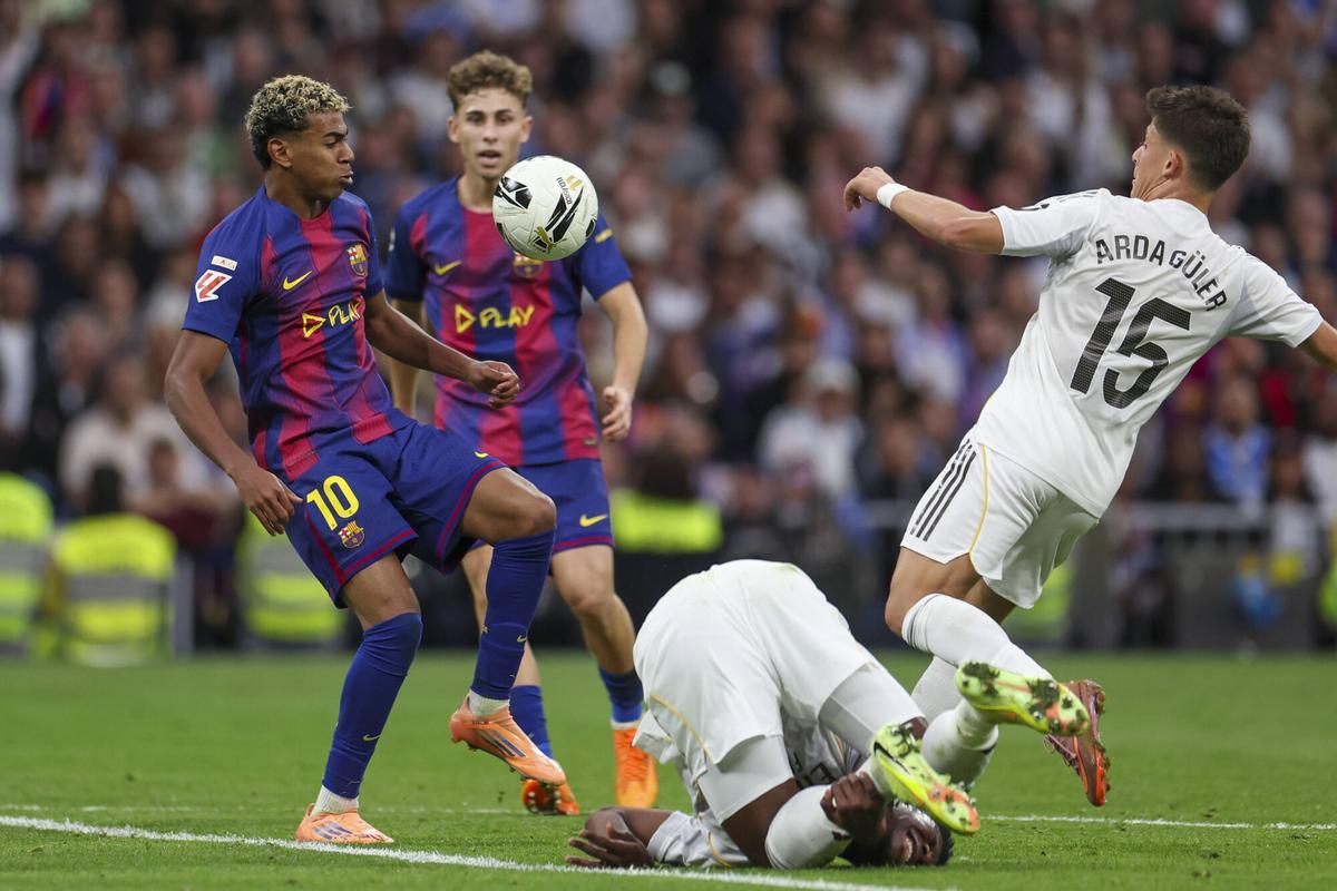 Lamine Yamal, Fermín López y Arda Güler en el Madrid-Barça de LaLiga 2025/26
