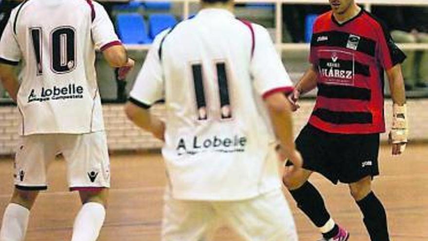 Fredi busca un hueco ante la presión del Santiago.