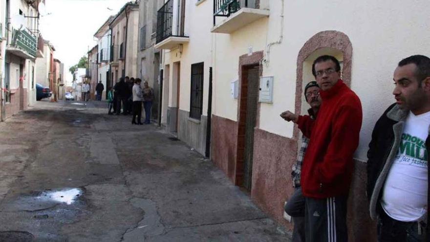 A la derecha, en el centro, el padre de la familia que vivía en la casa al día siguiente del incendio.