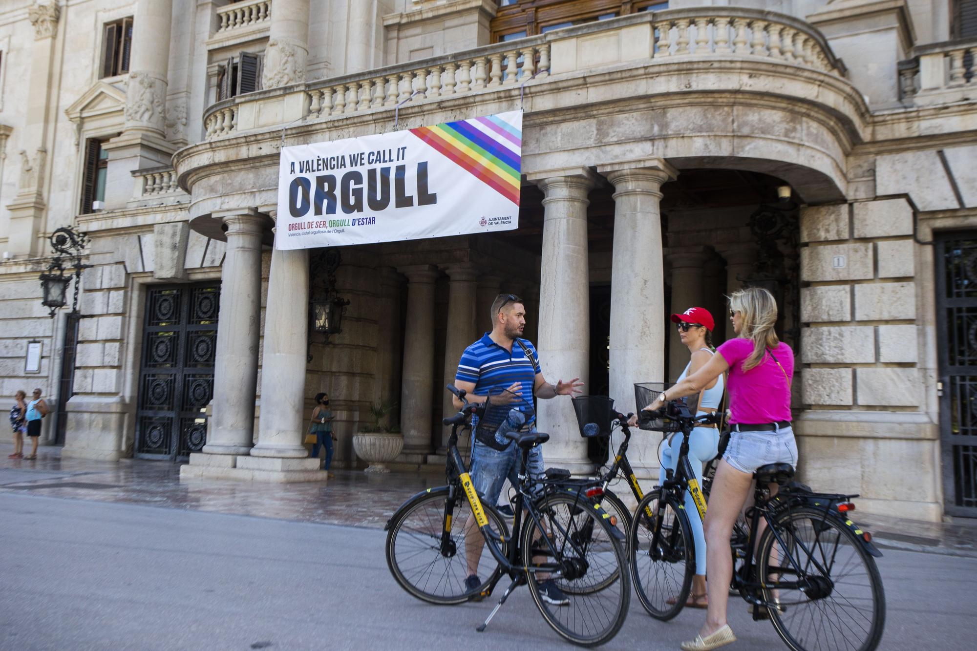 La bandera del Orgullo ondea en València