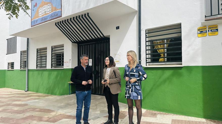 Los ediles José Bernal e Isabel Pérez, y la diputada provincial Patricia Alba, ayer, en Marbella.