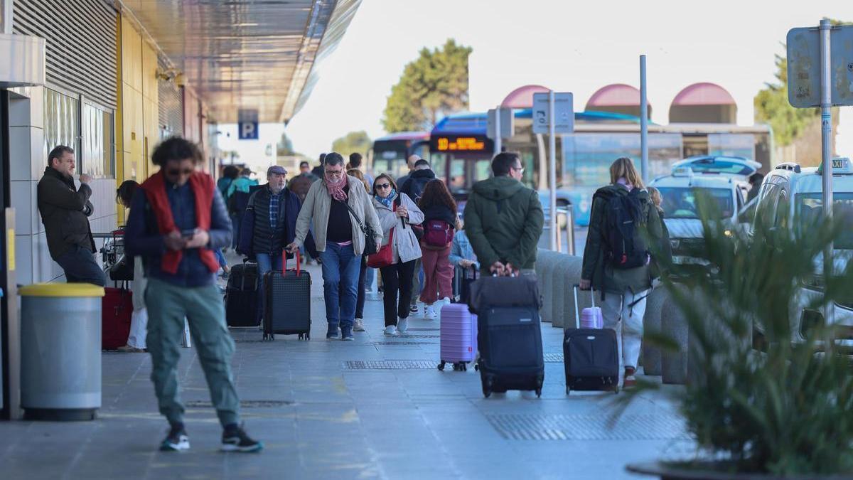 Turistas en el aeropuerto de Ibiza el pasado mes de abril.