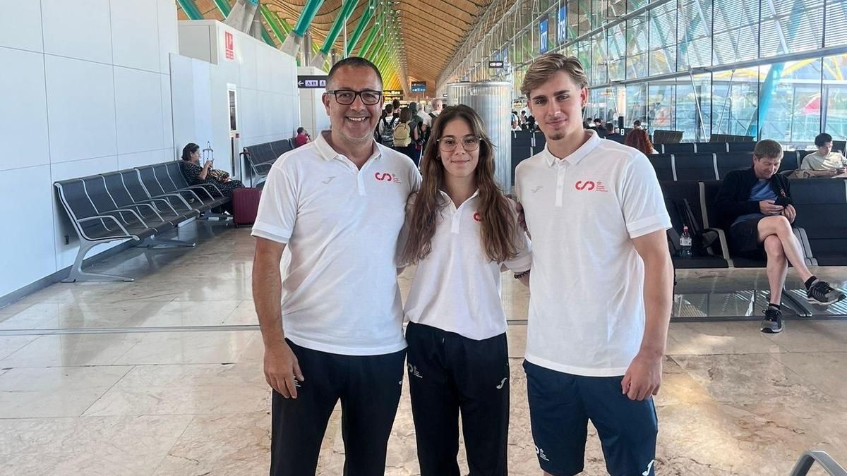 Xavier Casimiro, Lorena Medina i Álvaro Giráldez a l'aeroport a punt de volar cap a Alemanya