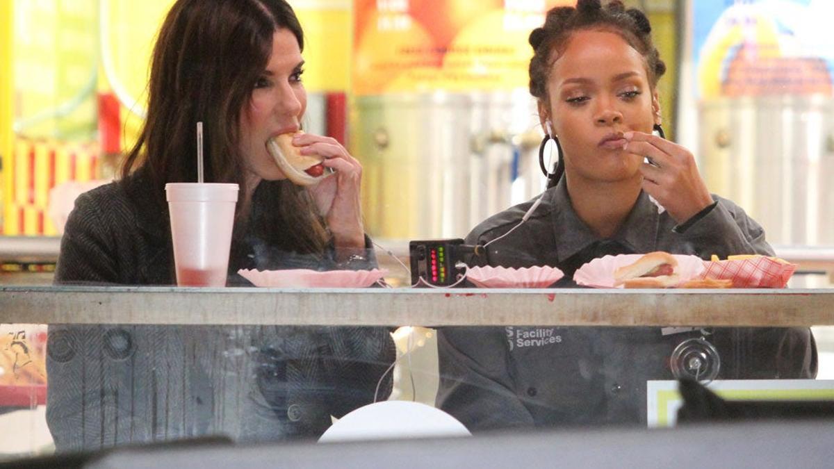 Sandra Bullock y Rihanna comparten comida basura