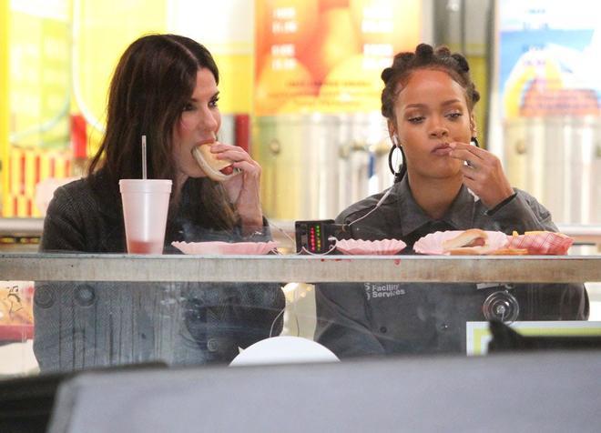 Sandra Bullock y Rihanna comparten comida basura
