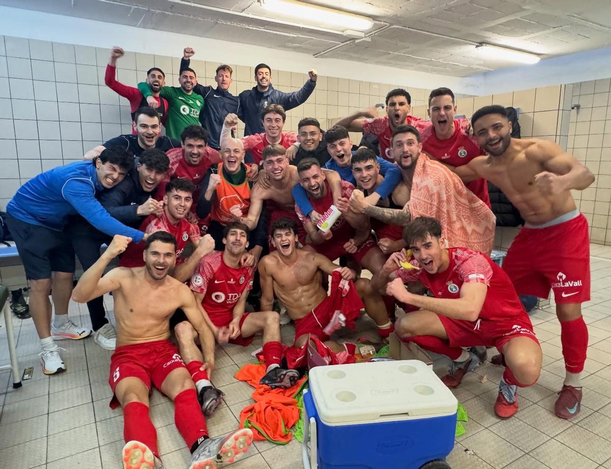 Alegría en el vestuario del Vall de Uxó por los tres importantes puntos en Torrellano.