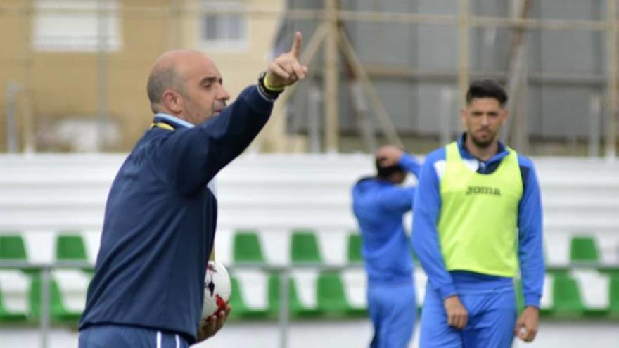 Alberto Monteaguado, dando instrucciones con Sergio Jiménez al fondo.