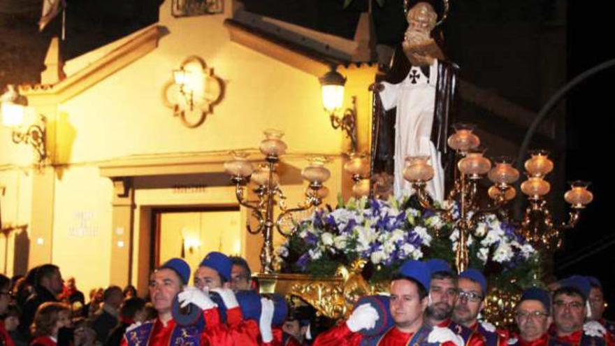 Los costaleros de la comparsa Moros Realistas portan la imagen de San Antón.