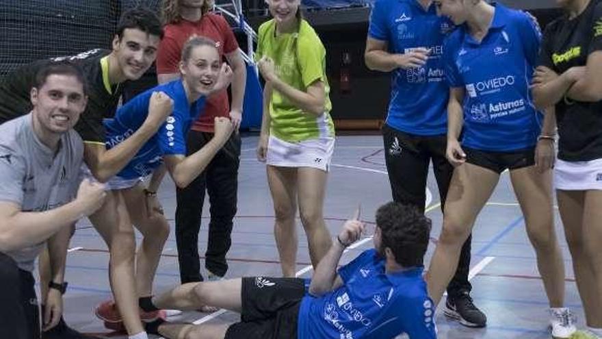 Integrantes del Ovida Bádminton Oviedo, tras un entrenamiento.