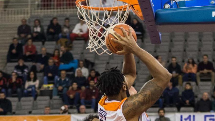 Anthony Green, debajo de canasta, defendido por Sergio Olmos, en el Granada-Leyma disputado ayer.