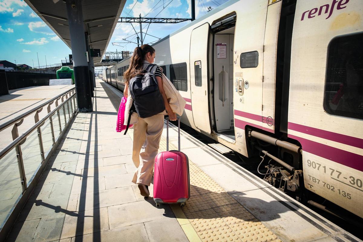 Una usuaria de Renfe accede al Alvia, este lunes, en la estación de Badajoz.