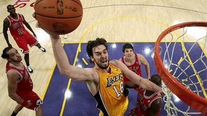 Pau Gasol va sumar un altre ’doble-doble’ (12 punts i 11 rebots, a més de cinc taps) i va capturar el seu rebot 6.000 a la NBA.