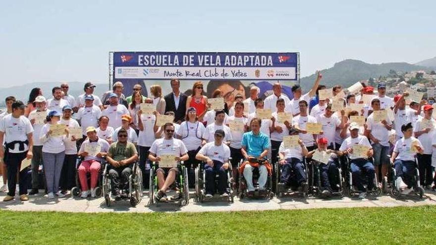 Alumnos, monitores y autoridades, en la fiesta fin de curso de la escuela de vela adaptada. // MRCY