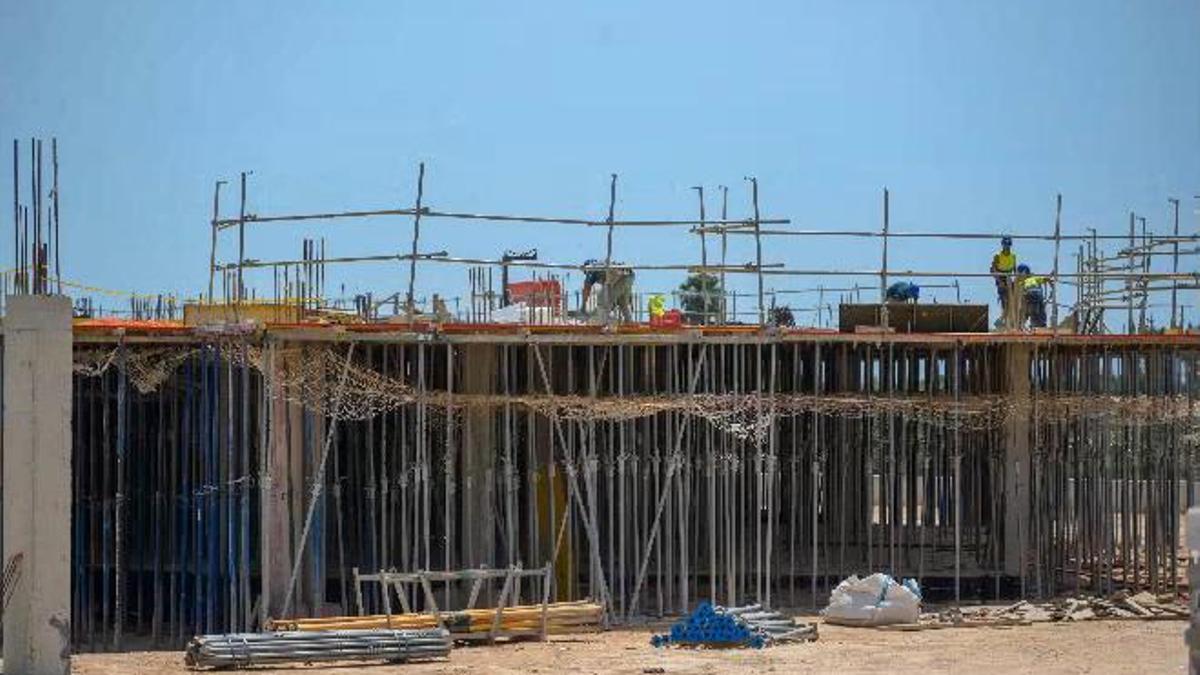 Obras en el módulo principal del nuevo colegio de La Aljorra, este miércoles.