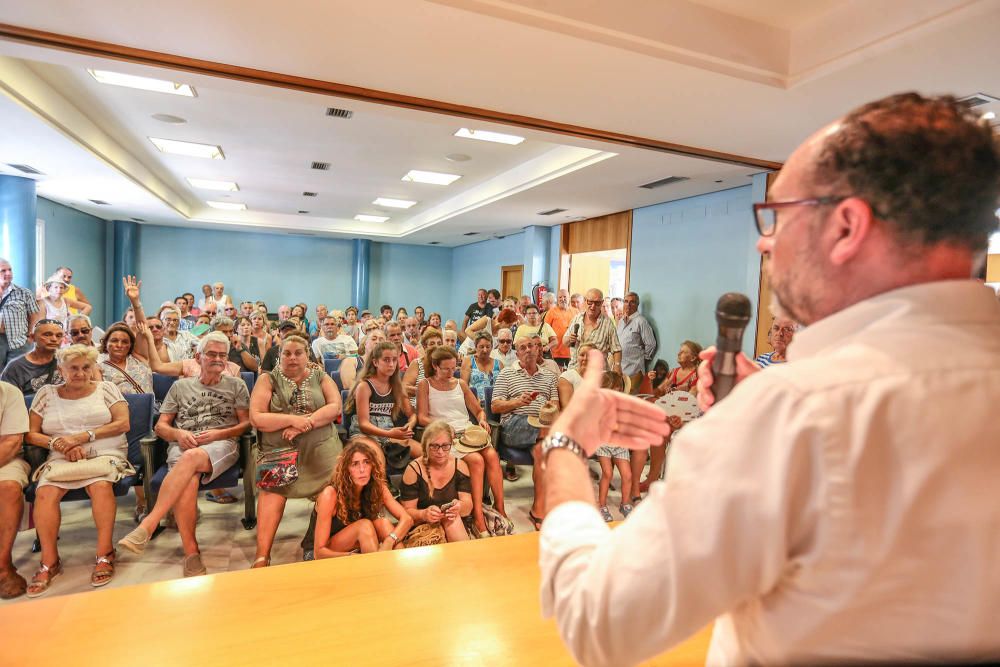 El alcalde de Orihuela Costa escucha las quejas de los vecinos sobre la limpieza