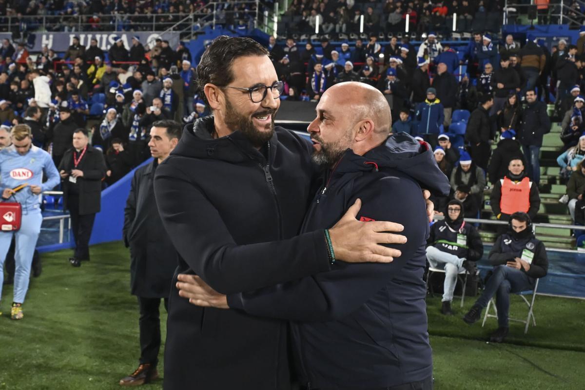 GETAFE, 13/12/2025.- Los técnicos del Getafe, Pepe Bordalás (i) y del Espanyol, Manolo González, se saludan antes del inicio del encuentro correspondiente a la jornada 16 de Laliga EA Sports que disputan hoy sábado Getafe y Espanyol en el Coliseum de Getafe. EFE / Fernando Villar