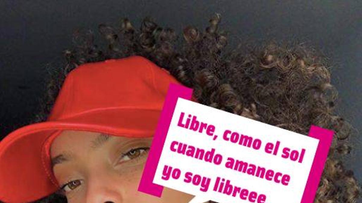 Curly girl con gorra