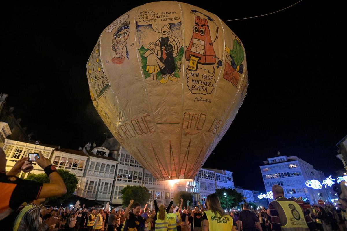 Betanzos lanza el globo de papel más grande del mundo