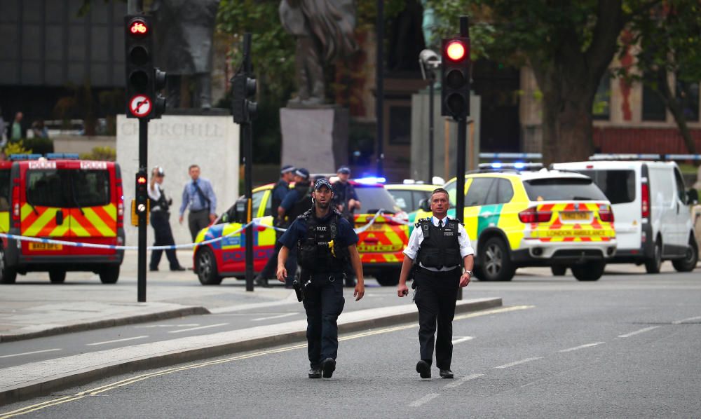 Arrestado un hombre tras estrellar su coche frente al Parlamento británico