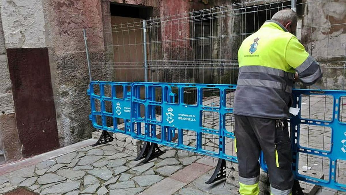 Cortado el acceso por el pasadizo a la plaza riosellana de Santa Ana | R. P. T.