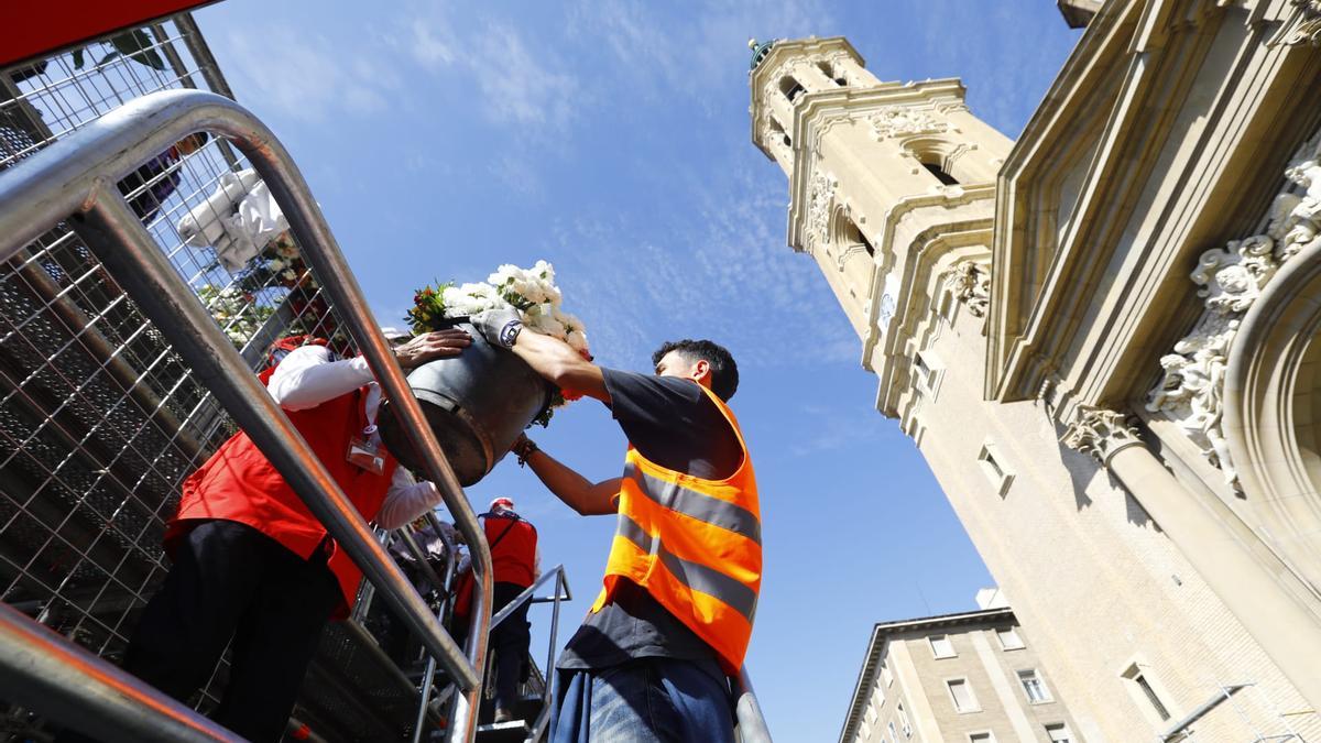 En imágenes | La Ofrenda de Flores a la Virgen del Pilar 2023 (I)