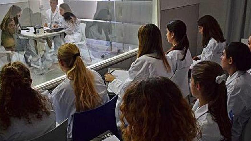 Estudiants de Medicina de la UVIC-UCC al centre de simulació de la FUB