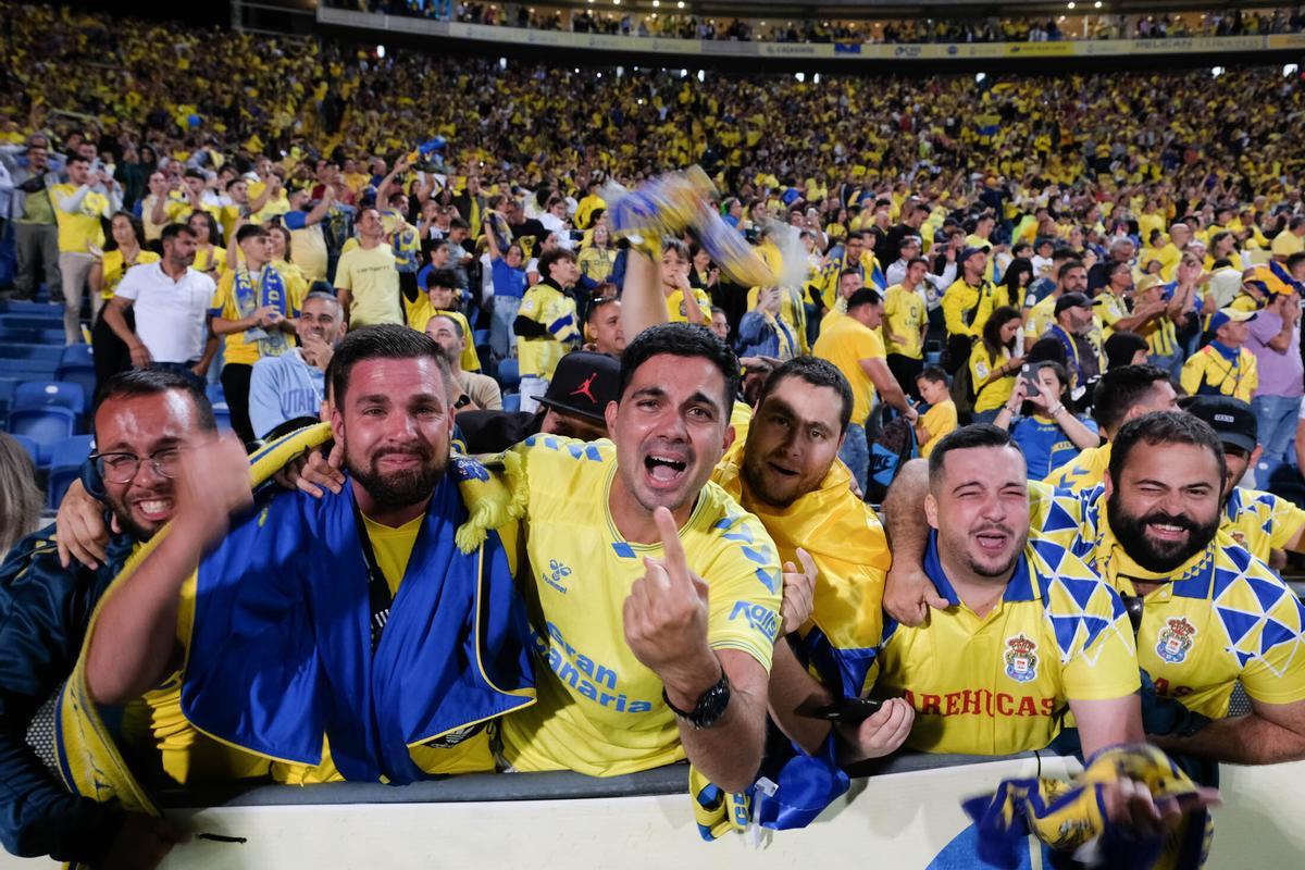 La emoción de la grada en la celebración del último ascenso.