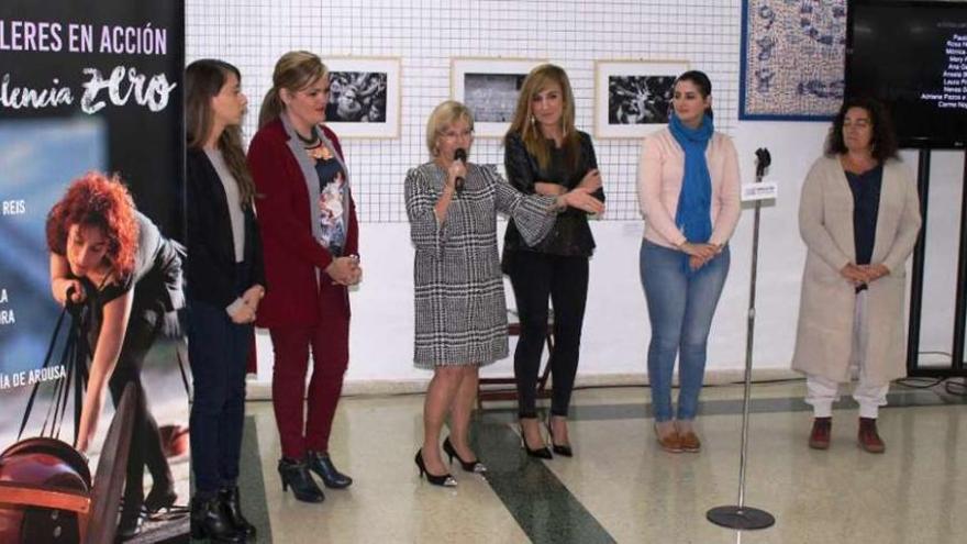 Momento de la inauguración de la exposición contra la violencia de género en el IES As Barxas. // Fdv