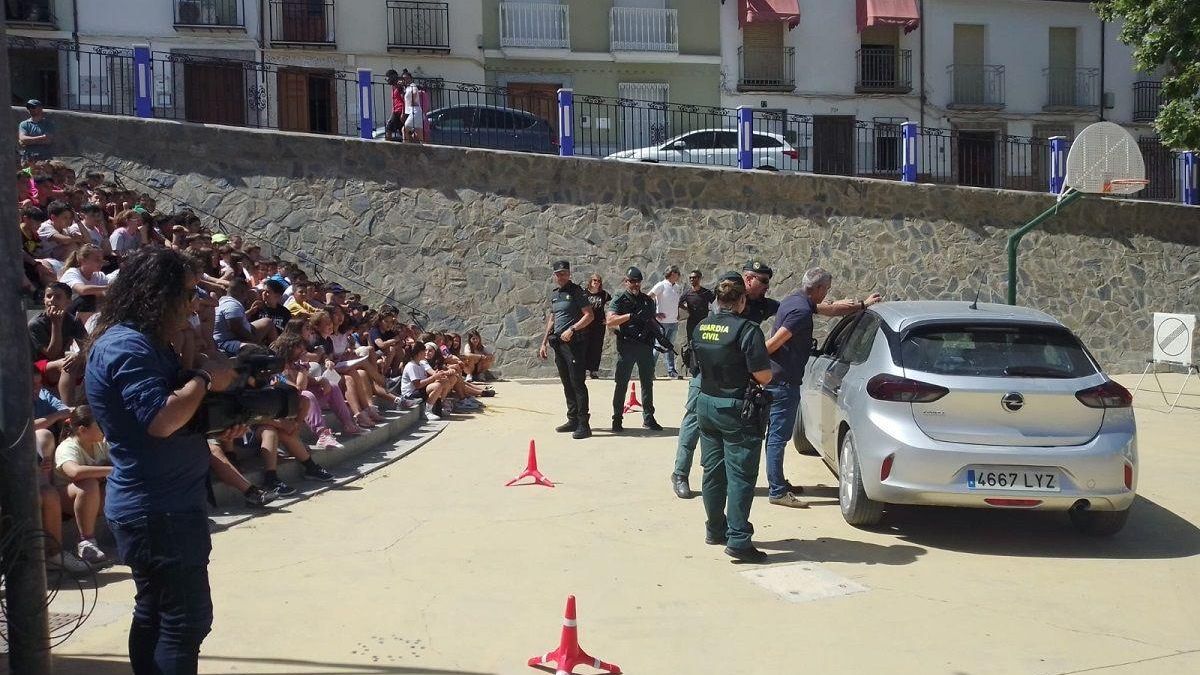 La Guardia Civil exhibe sus medios técnicos ante los escolares de Rute