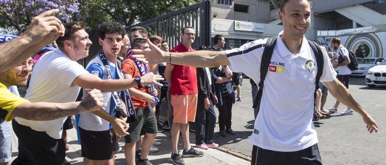 Pablo Íñiguez saluda a varios aficionados antes del viaje a Logroño en la segunda eliminatoria de la promoción.