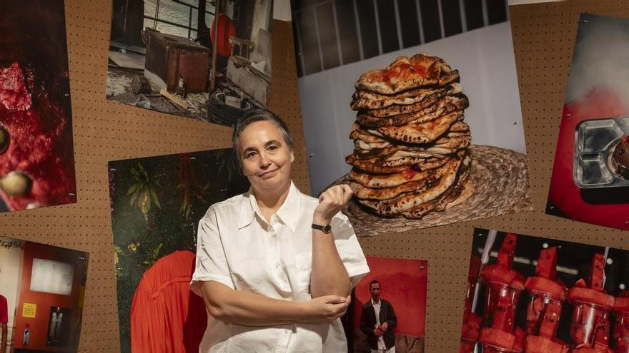 El IVAM despide 'Apoteosis Now', la exposición de Cristina de Middel que desafía la saturación de imágenes