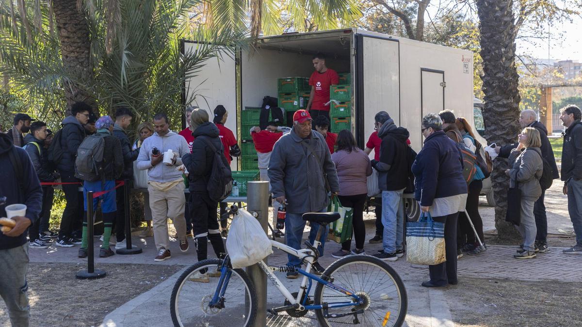 Reparto de comida en el cauce del Turia a inmigrantes sintecho.