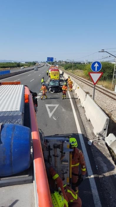 Un conductor temerario provoca un accidente en la A-7 a la altura de l'Alcúdia y se fuga