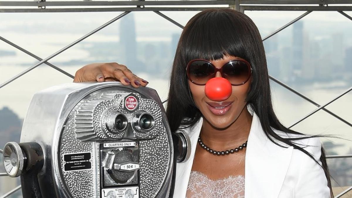 Naomi Campbell se pone la nariz de payaso por una causa solidaria