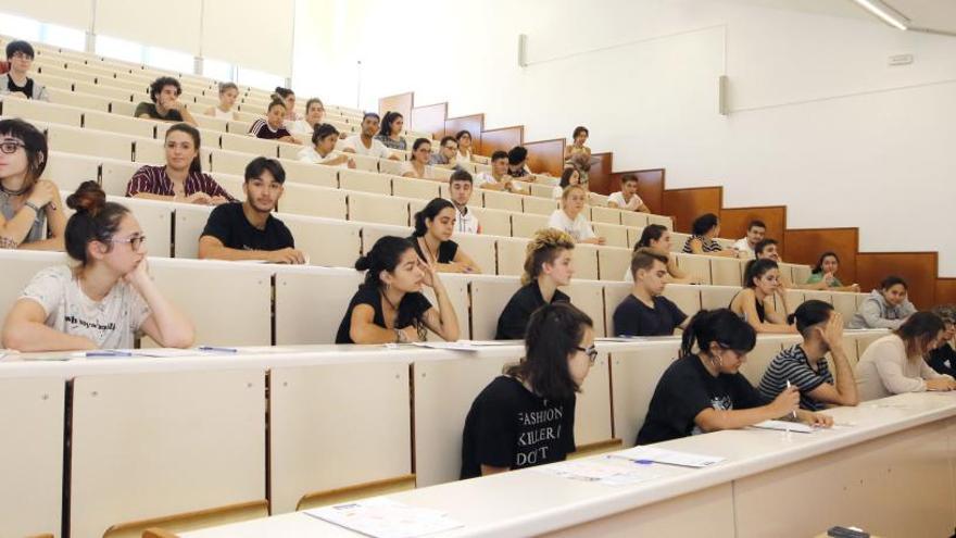 Pruebas de selectividad en la facultad de Económicas de la UVigo. // Alba Villar