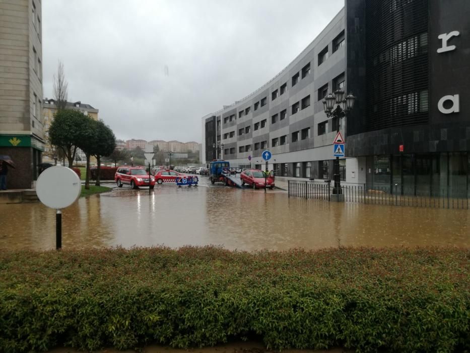 El agua anega en Oviedo la glorieta de Cerdeño