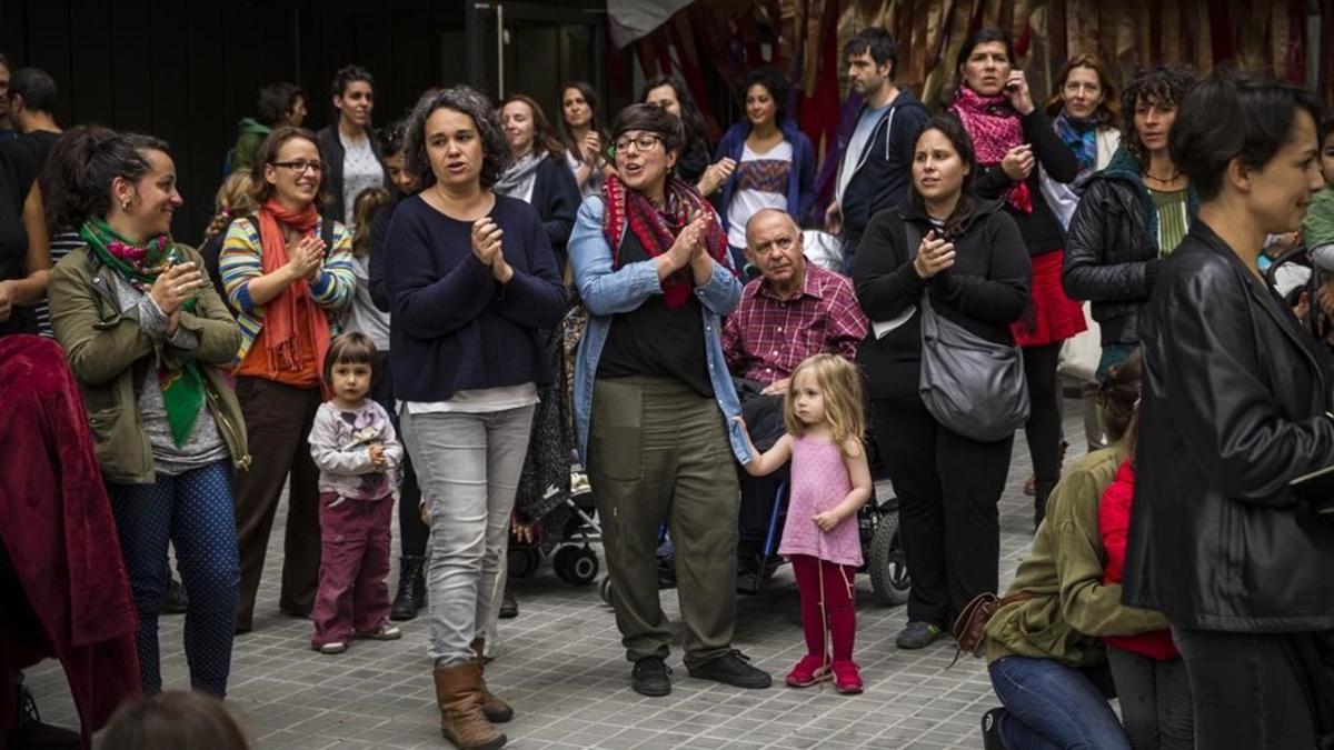 icoy33632463 barcelona 22 04 2016    protesta de padres ante el160425180740