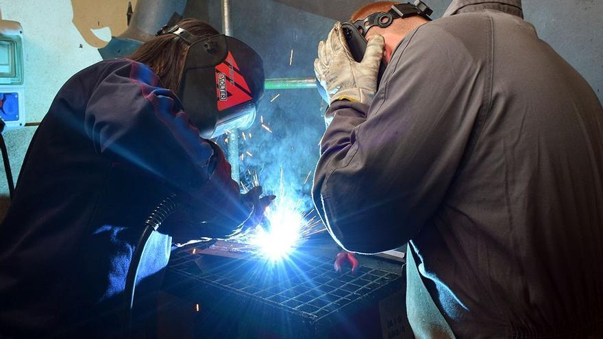 Una actividad de soldadura en el IES de Valga.