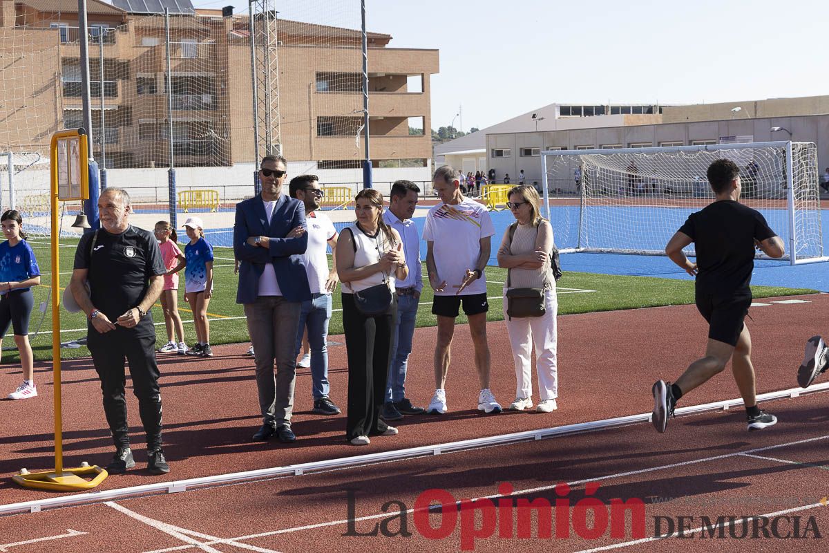 Abel Antón vistiba la Escuela Municipal de Atletismo de Caravaca