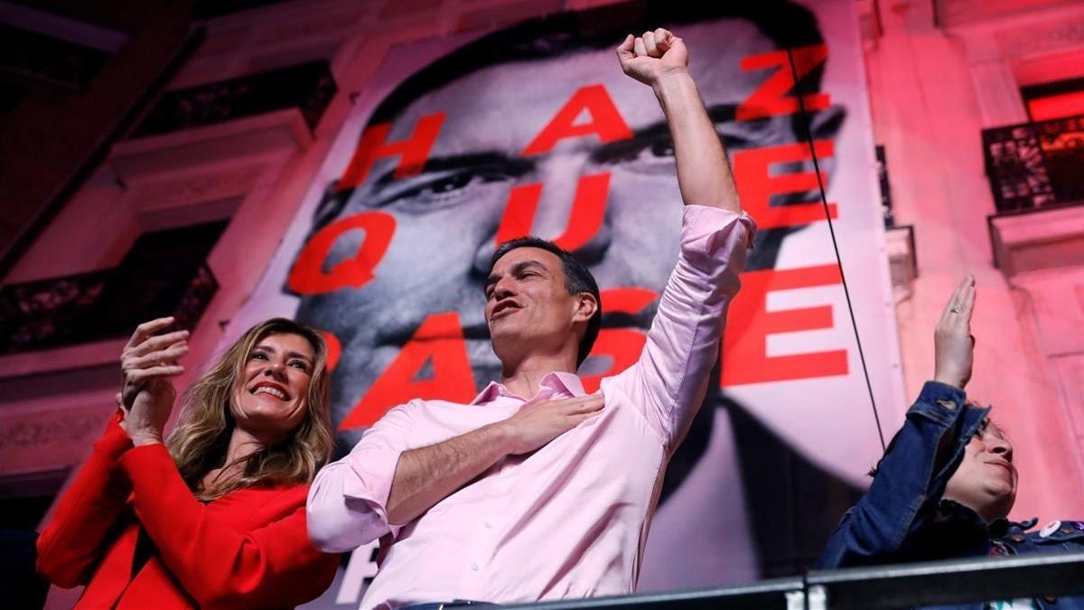 Pedro Sánchez se dirige a los militantes del PSOE ante la sede de Ferraz.