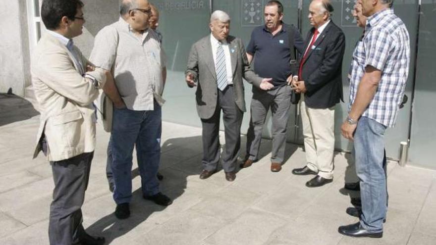 Representantes de la flota cefalopodera marinense, ayer, en la sede de la Consellería do Mar.  // Xoán Álvarez