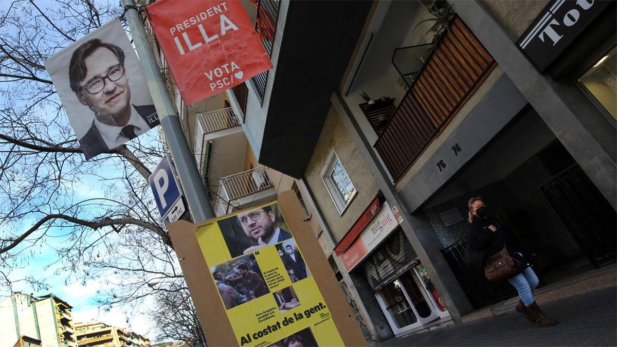 Carteles del PSC y ERC para las elecciones catalanas del 14 de febrero, en una calle de Barcelona