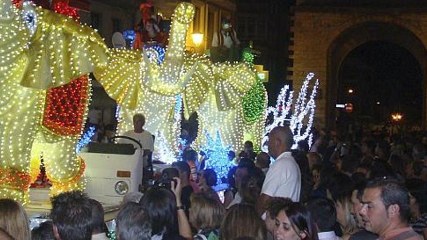 Tres mariposas embellecieron una de las carrozas.