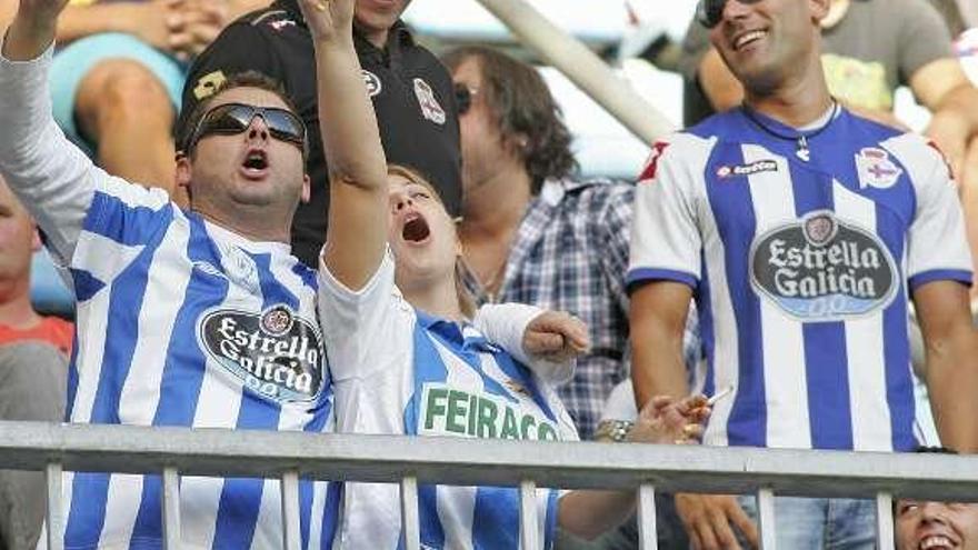 Aficionados deportivistas en las gradas de Riazor. / 13fotos