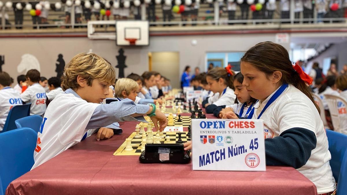 La quinta edición del Open Chess Entreolivos-Tabladilla reúne este jueves en Sevilla a más de 700 escolares en el Colegio Tabladilla