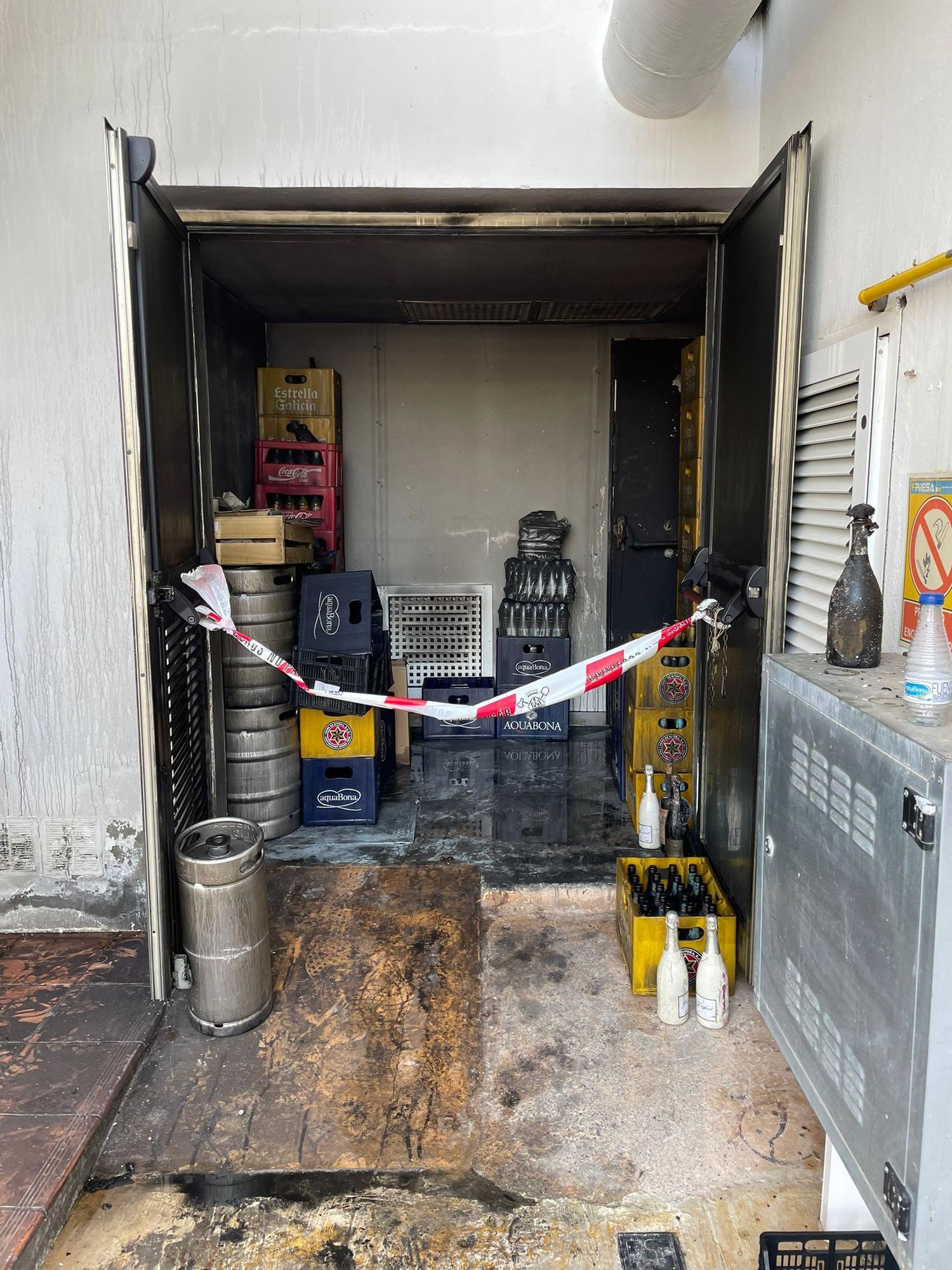 Todas las imágenes del devastador incendio en una zona de ocio de Ibiza
