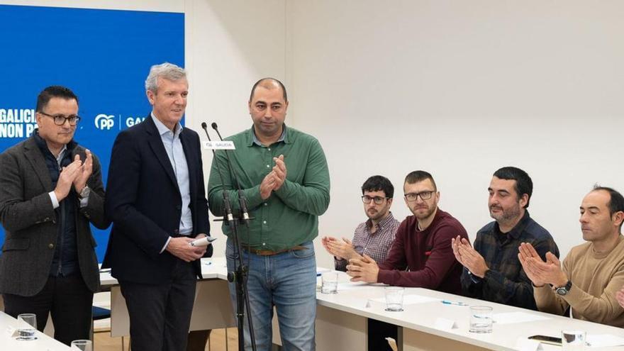 José González y Rueda con representantes de los brigadistas.   | // L. O.