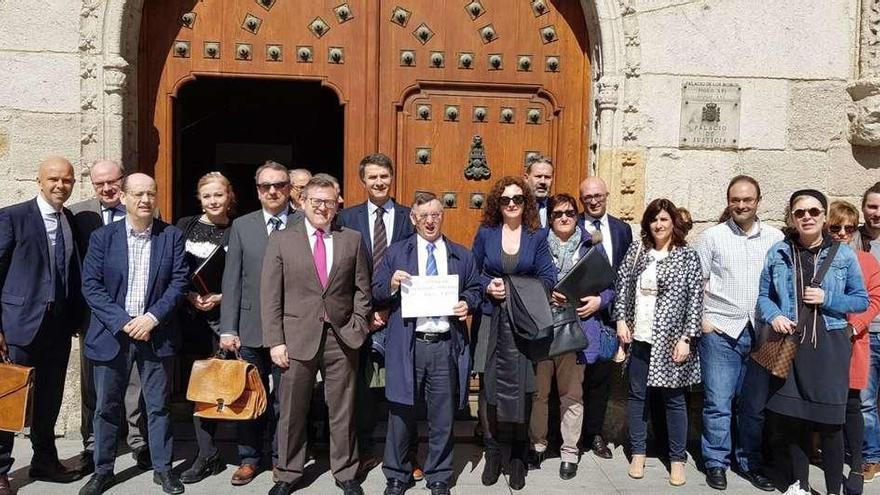 Abogados del turno de oficio, arropados por el decano del Colegio e integrantes de la Junta Directiva, se concentran ante la Audiencia.