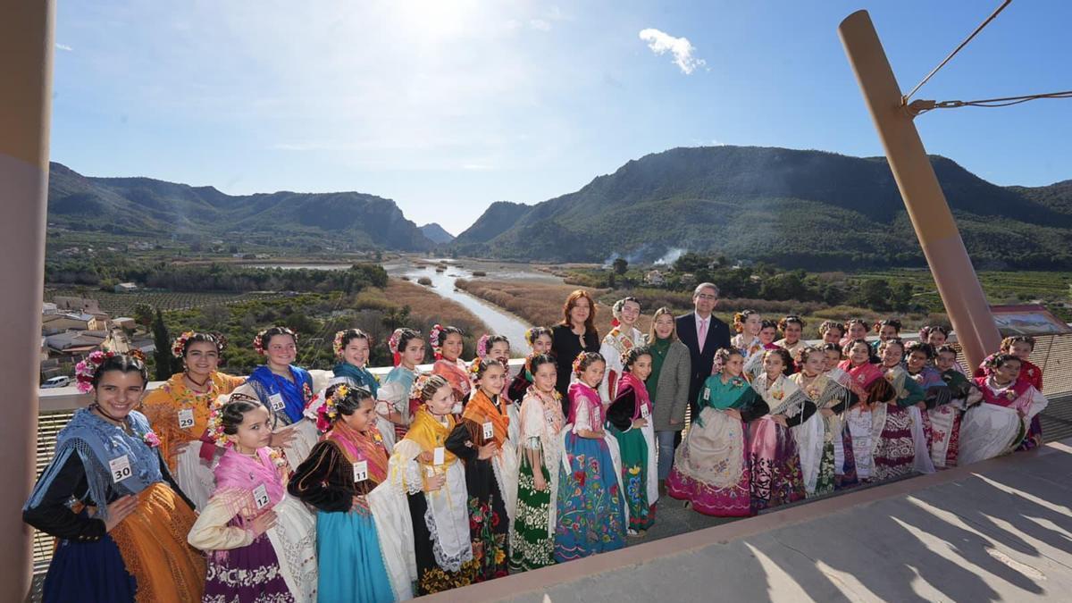 Las 30 niñas candidatas a reinar en el Bando de la Huerta infantil, en su estancia en Blanca.